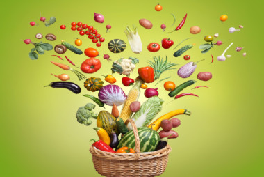 fruits et légumes projetés d'un panier en osier