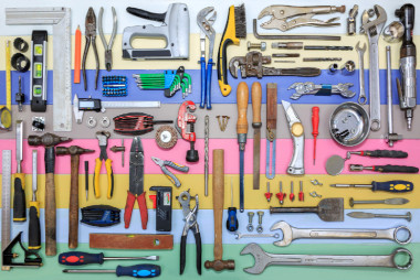 beaucoup d'outils de bricolage rangés méthodiquement à la vertical et à l'horizontal
