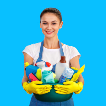 femme de ménage avec une bassine dans les mains remplie de produits de nettoyage