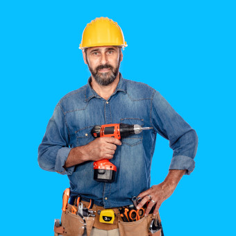 bricoleur avec un casque jaune sur la tête, une perceuse dans la main et une ceinture en cuir marron avec des poches pour mettre des outils