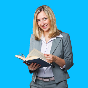 professeure ayant un livre ouvert dans les mains