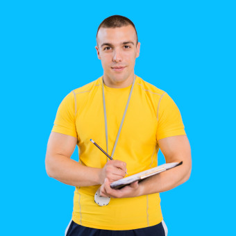 coach sportif avec un t-shirt jaune, chronomètre autour du cou, un bloc note et un crayon dans les mains